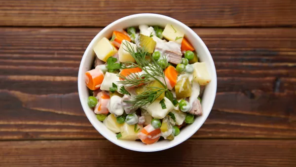 Салат «СТОЛИЧНЫЙ» / Ensalada "Ruso"