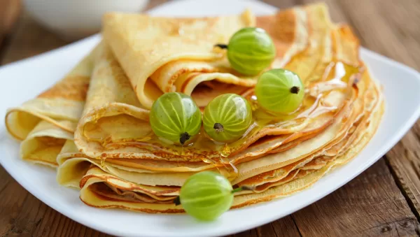 Panqueques con ricota y grosellas / Блины с творогом и крыжовником