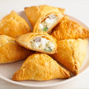 Samsa con ricota y eneldo / Самса с творогом и зеленью