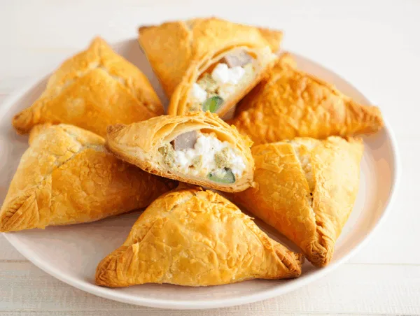 Samsa con ricota y eneldo / Самса с творогом и зеленью